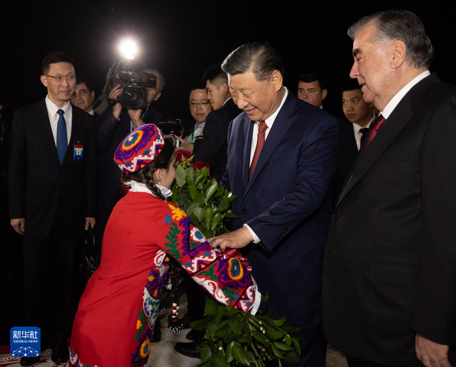 習(xi) 近平抵達杜尚別開始對塔吉克斯坦進行國事訪問
