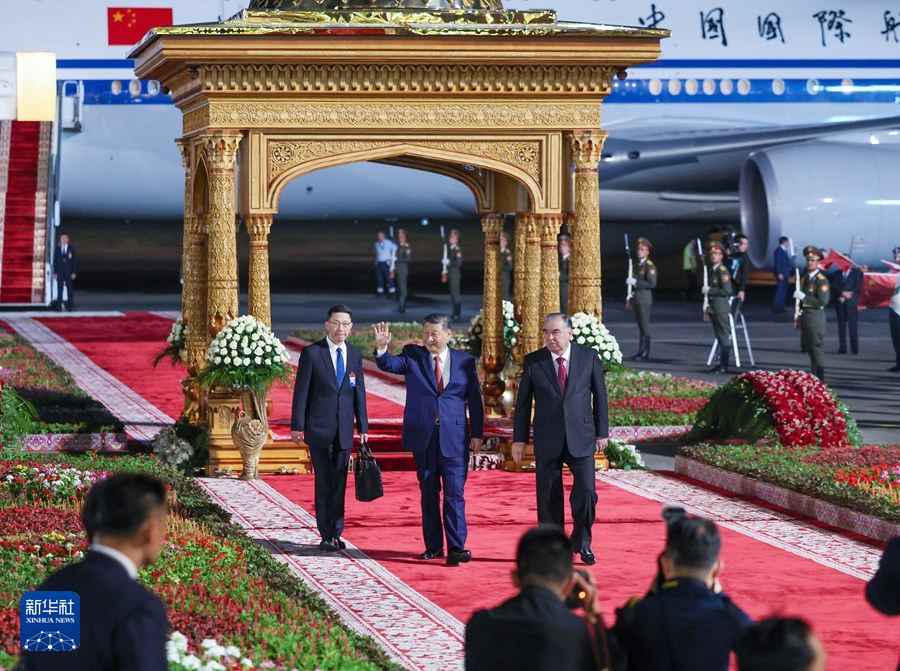 習(xi) 近平抵達杜尚別開始對塔吉克斯坦進行國事訪問