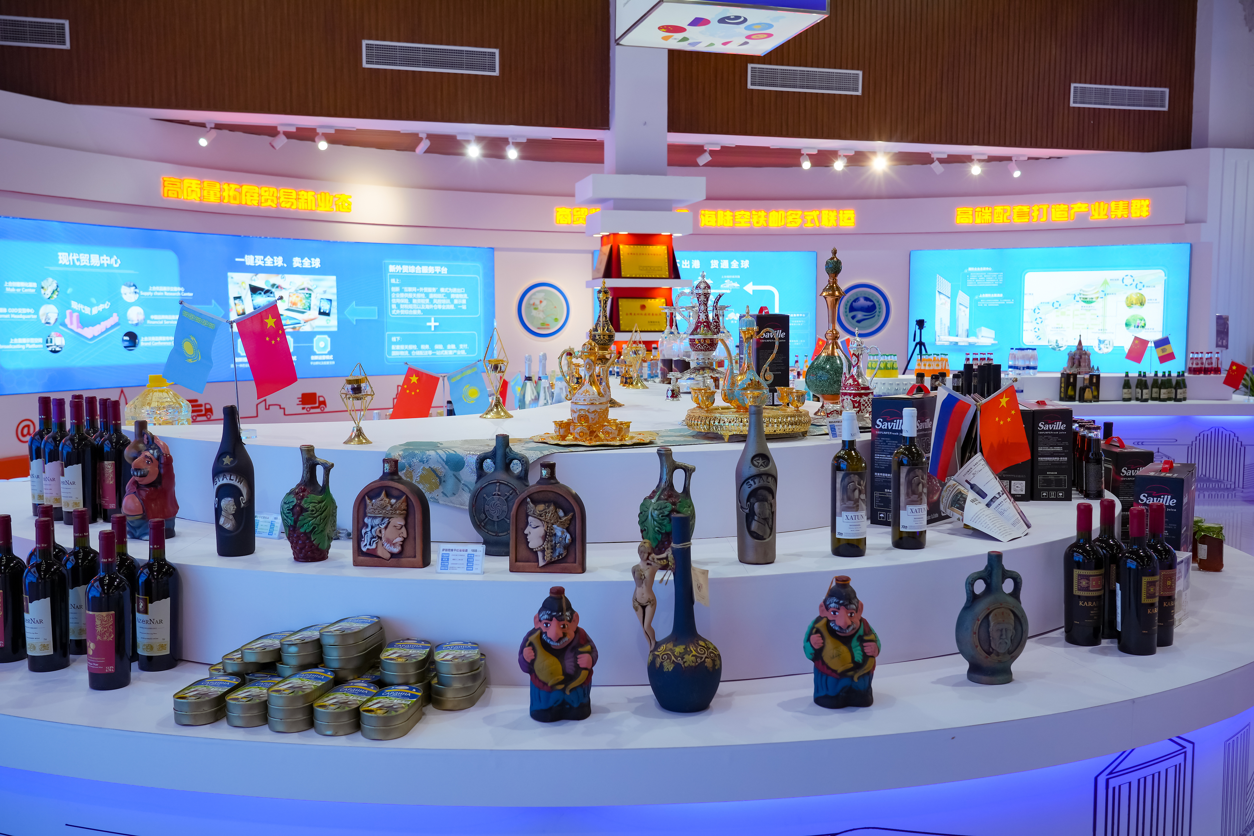 2022年10月19日，青島，上合示範區展出的上合國家特色商品。