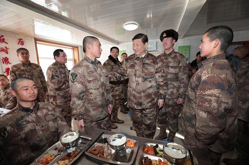 2014年1月26日中午，習(xi) 近平來到連隊食堂，同戰士們(men) 一起用餐。新華社記者 李剛 攝