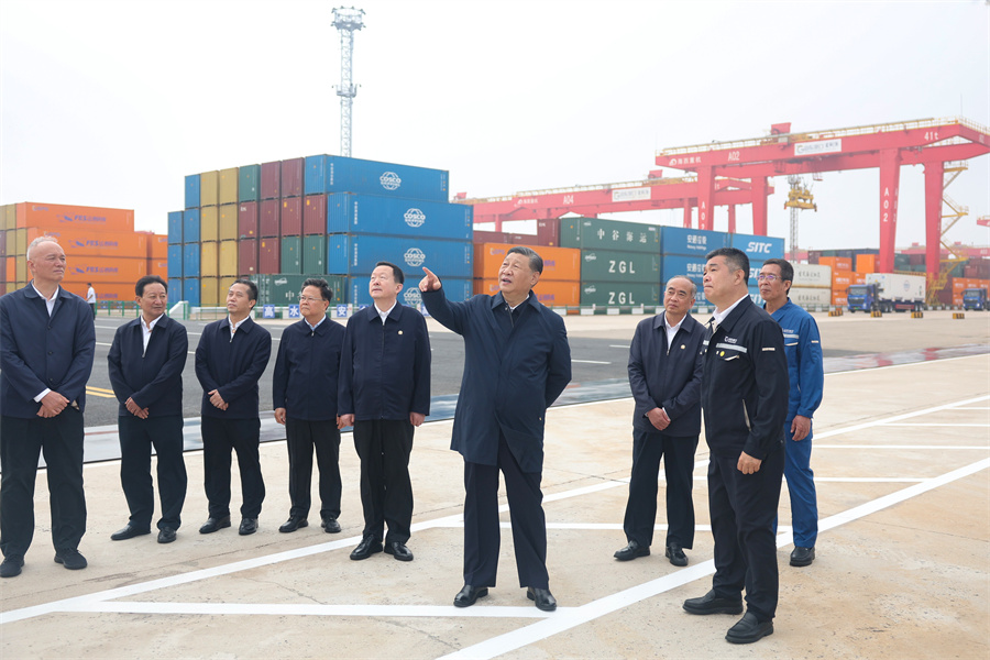 2024年5月22日至24日，中共中央總書(shu) 記、國家主席、中央軍(jun) 委主席習(xi) 近平在山東(dong) 考察。這是22日下午，習(xi) 近平在日照港察看全自動化集裝箱碼頭作業(ye) 場景。新華社記者 鞠鵬 攝
