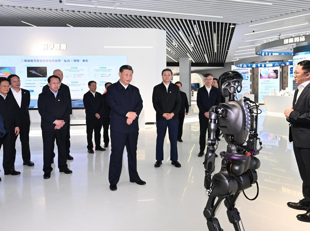 2023年11月28日下午，習(xi) 近平在浦東(dong) 新區張江科學城參觀上海科技創新成果展。新華社記者 謝環馳 攝