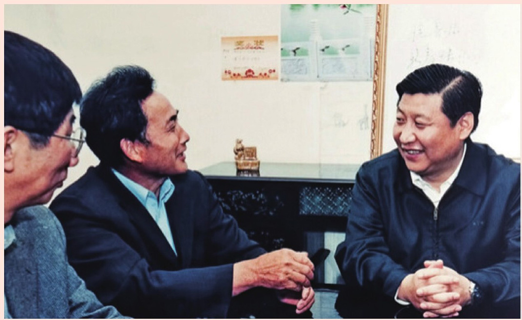 2003年4月24日，時任浙江省委書(shu) 記習(xi) 近平在浙江下薑村調研。