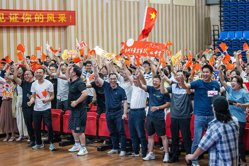 北京時間7月27日，2024年巴黎奧運會(hui) 首個(ge) 比賽日，在射擊10米氣步槍混合團體(ti) 比賽中，中國選手黃雨婷/盛李豪獲得金牌。圖為(wei) 黃雨婷的母校師生們(men) 通過收看奧運直播的方式為(wei) 她加油助威。