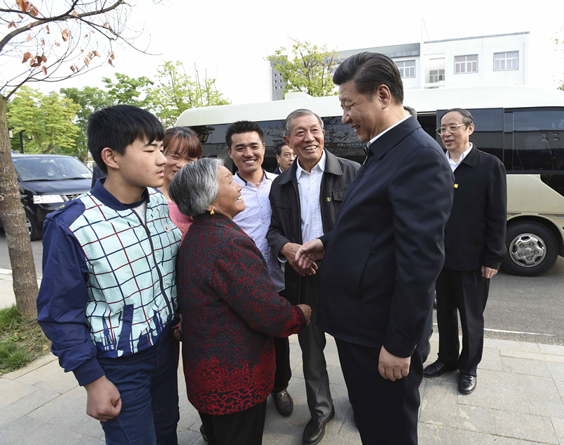 2016年4月25日，習(xi) 近平在安徽省滁州市鳳陽縣小崗村看望當年大包幹帶頭人嚴(yan) 金昌（右三）一家。