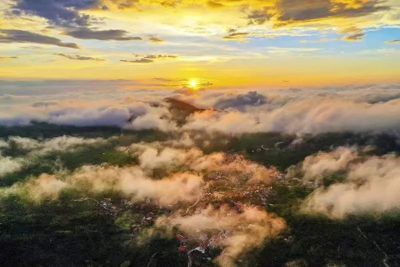 圖為(wei) 雲(yun) 霧繚繞的軍(jun) 營村，群山盡翠，紅瓦掩映。廈門市委宣傳(chuan) 部供圖