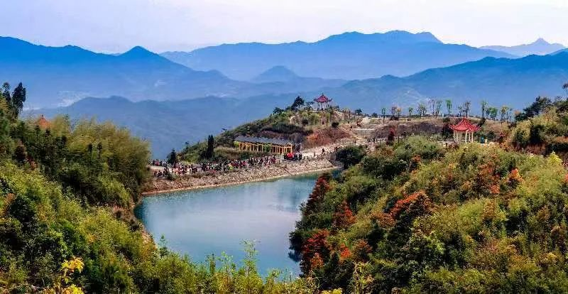 圖為(wei) 遊客們(men) 到軍(jun) 營村七彩池欣賞美景。廈門市委宣傳(chuan) 部供圖