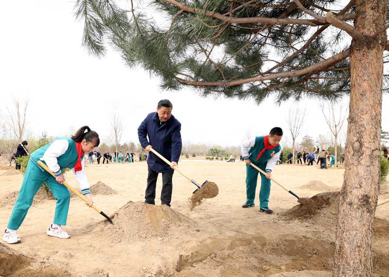 2022年3月，習(xi) 近平總書(shu) 記來到北京市大興(xing) 區黃村鎮參加首都義(yi) 務植樹活動，同大家一起植樹。新華社記者 黃敬文 攝