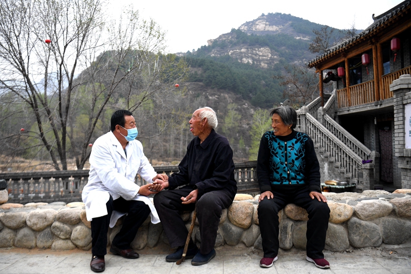 2020年4月15日，在河北阜平縣龍泉關(guan) 鎮駱駝灣村，村醫霍建國為(wei) 村民把脈。