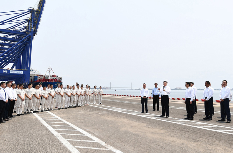 2022年4月10日至13日，中共中央總書(shu) 記、國家主席、中央軍(jun) 委主席習(xi) 近平在海南考察。這是12日上午，習(xi) 近平在洋浦國際集裝箱碼頭小鏟灘港區，同現場作業(ye) 人員、掛職幹部代表等親(qin) 切交流。新華社記者 燕雁 攝