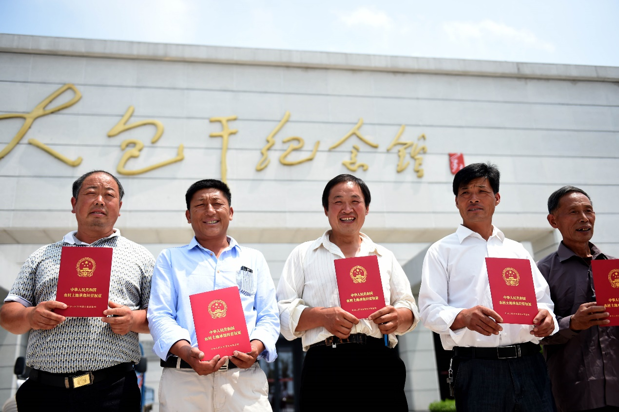 2015年7月8日,安徽省農(nong) 村土地承包經營權確權登記首批頒證啟動儀(yi) 式在鳳陽縣小崗村舉(ju) 行，10多戶村民領到了《農(nong) 村土地承包經營權證》。新華社記者 劉軍(jun) 喜 攝