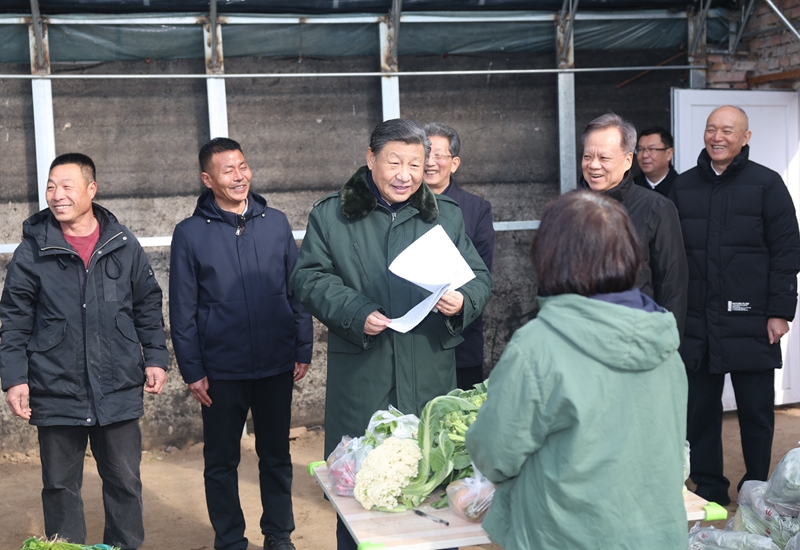 2024年2月1日，習(xi) 近平總書(shu) 記在天津市西青區辛口鎮第六埠村，走進大棚同菜農(nong) 親(qin) 切交流。