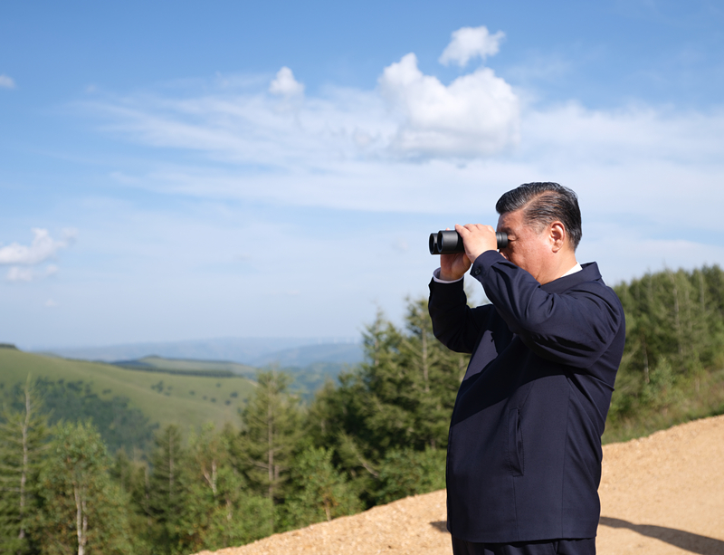 2021年8月23日，習(xi) 近平總書(shu) 記在河北省承德市塞罕壩機械林場月亮山考察。