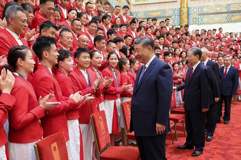 2024年8月20日，習(xi) 近平總書(shu) 記在人民大會(hui) 堂接見第33屆夏季奧林匹克運動會(hui) 中國體(ti) 育代表團全體(ti) 成員。