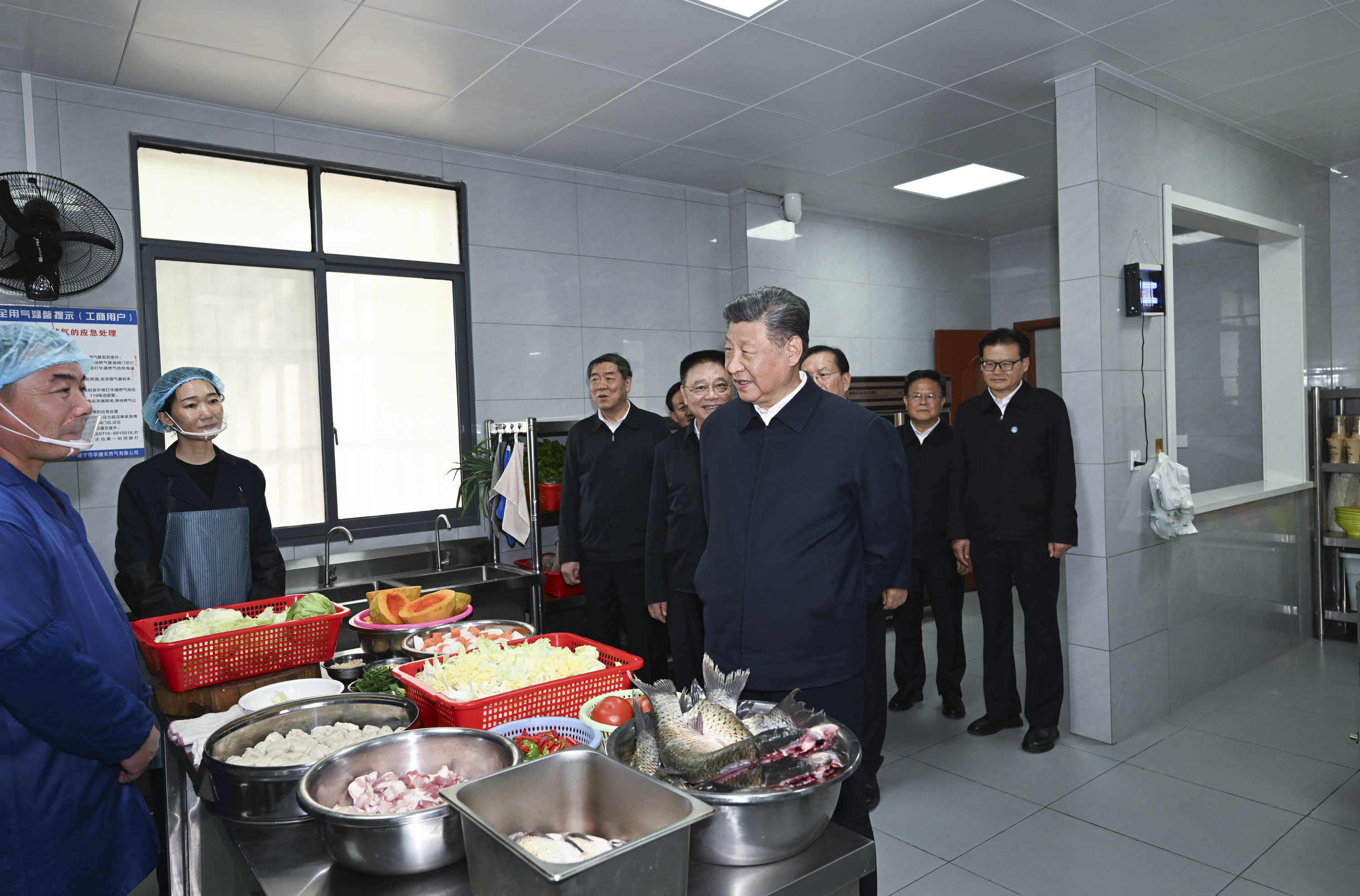 2024年11月5日，習(xi) 近平總書(shu) 記在湖北省鹹寧市嘉魚縣潘家灣鎮四邑村考察。