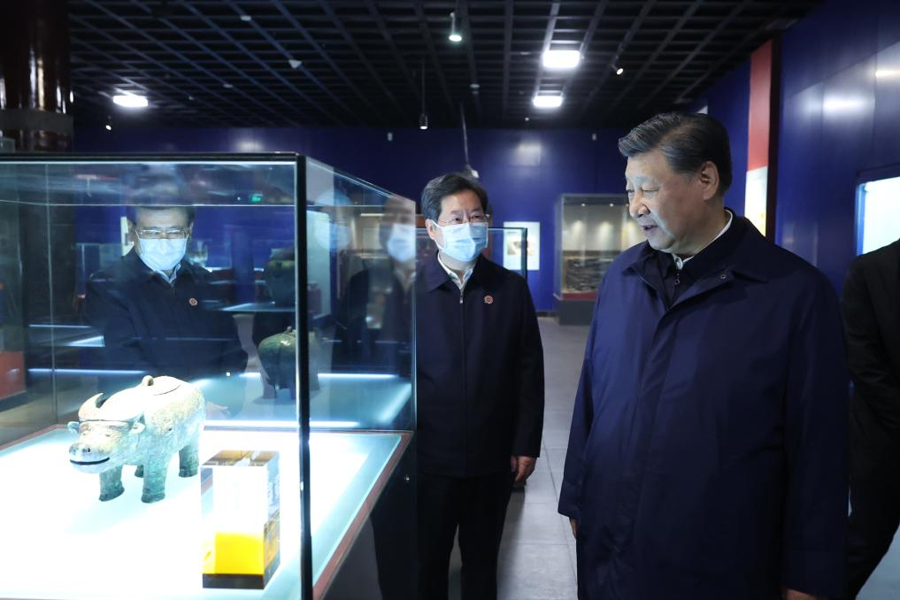 2022年10月26日至28日，中共中央總書(shu) 記、國家主席、中央軍(jun) 委主席習(xi) 近平在陝西省延安市、河南省安陽市考察。這是28日下午，習(xi) 近平在安陽市殷墟博物館考察。新華社記者 鞠鵬 攝