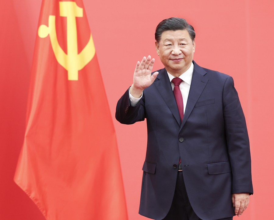 2022年10月23日，習(xi) 近平在北京人民大會(hui) 堂同采訪中共二十大的中外記者親(qin) 切見麵。