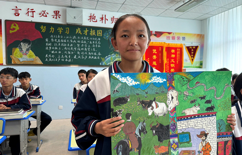 果洛西寧民族中學學生尼東(dong) 拉毛在主題思政課上展示表現現代化家鄉(xiang) 的作品。