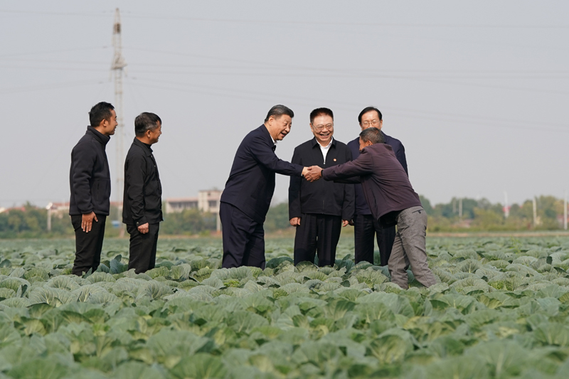 2024年11月5日，習(xi) 近平在湖北省鹹寧市嘉魚縣潘家灣鎮十裏蔬菜長廊考察時，同菜農(nong) 親(qin) 切交流。