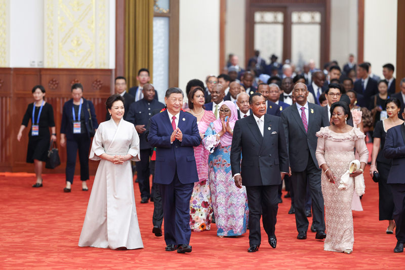 2024年9月4日晚，習(xi) 近平主席和夫人彭麗(li) 媛在北京人民大會(hui) 堂舉(ju) 行宴會(hui) ，歡迎來華出席中非合作論壇北京峰會(hui) 的非方及國際貴賓。