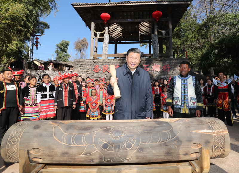 2020年1月19日，習(xi) 近平總書(shu) 記在雲(yun) 南省騰衝(chong) 市清水鄉(xiang) 三家村中寨司莫拉佤族村廣場上，敲響三聲佤族木鼓，祝福來年風調雨順、國泰民安。