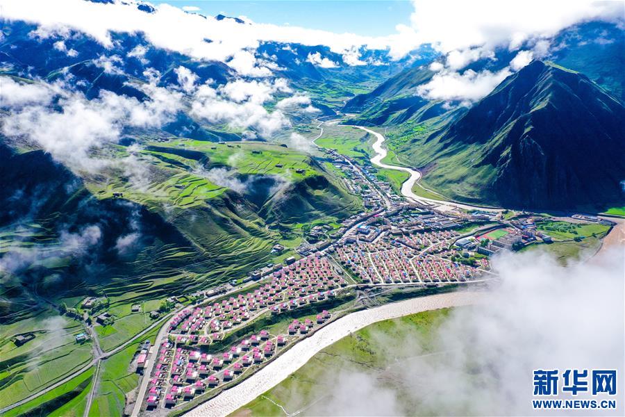 （美麗(li) 中國）（4）瞰“藏東(dong) 秘境”美麗(li) 鄉(xiang) 村