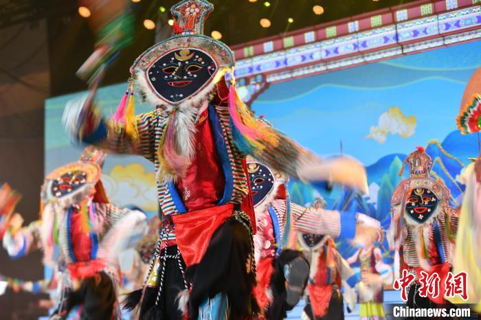 圖為(wei) 演員在聯歡晚會(hui) 上表演。　貢嘎來鬆 攝
