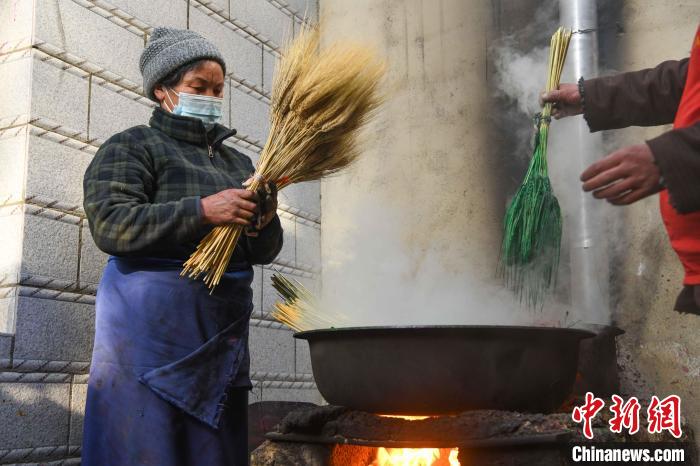 圖為(wei) 拉薩手藝人製作年貨“羅薩梅朵”。　貢嘎來鬆 攝