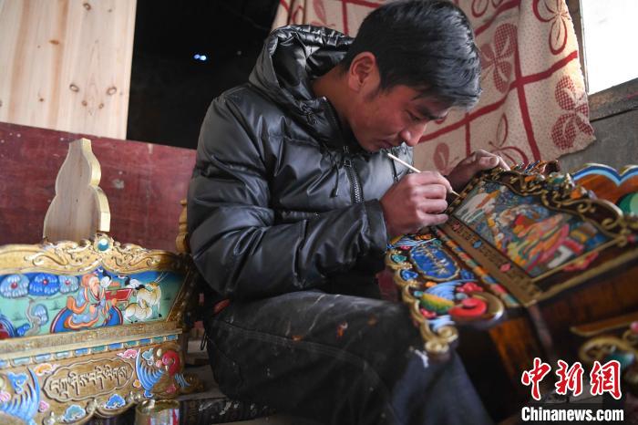 圖為(wei) 拉薩手藝人製作年貨“切瑪盒”。　貢嘎來鬆 攝