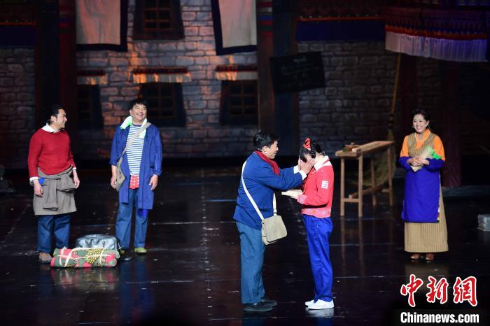 圖為(wei) 西藏本土話劇《八廓街北院》演出現場。　貢嘎來鬆 攝