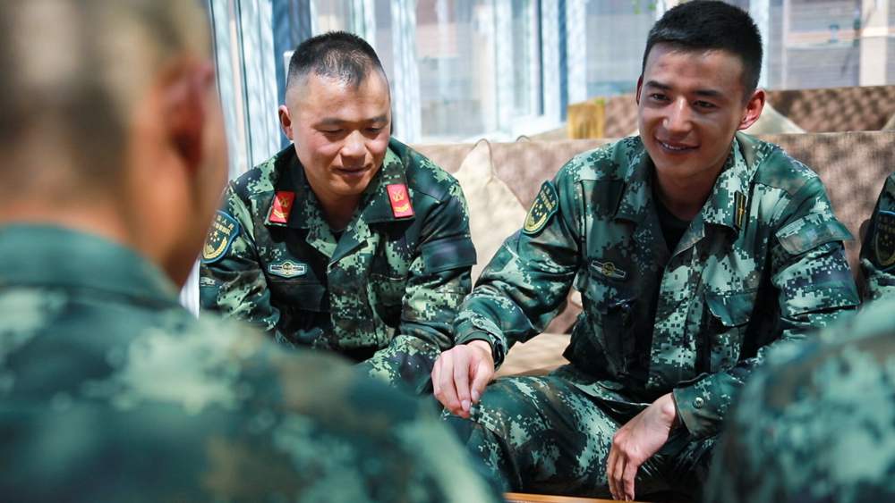 官兵正在陽光棚內(nei) 優(you) 雅的環境中下象棋。