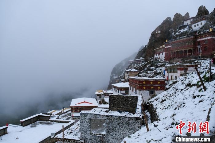 位於(yu) 孜珠山頂的寺廟被雲(yun) 霧環繞，猶如仙境。　江飛波 攝