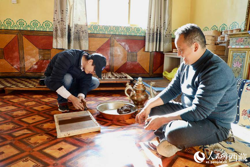 遊客正在學習(xi) 製作藏香。人民網 記者次仁羅布攝