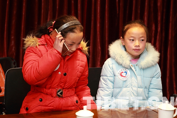 圖為(wei) 澤旺卓瑪與(yu) 誌願者阿姨通電話。攝影：陳衛國