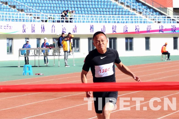 圖為(wei) 拉薩警備區參賽選手張林在參加男子田徑200米決(jue) 賽