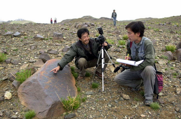 這是科考人員在考察加林山岩畫。（唐召明2001年攝）.jpg