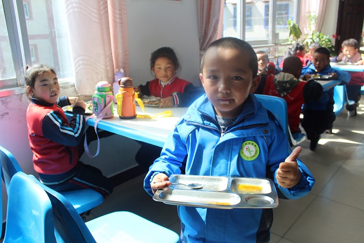 圖為下亞東鄉小學同學在進行光盤行動.JPG
