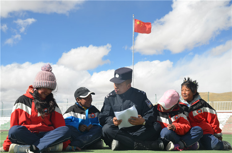 圖為帕羊邊境派出所民警在轄區學校宣講全會精神。李忠勤 攝_副本.jpg