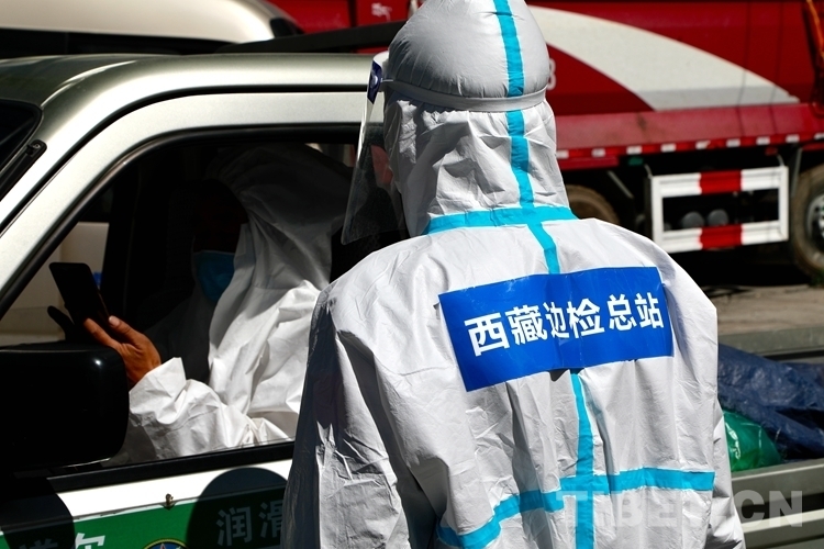 圖為(wei) 梁耀輝檢查過往人員核酸報告 鄭宏強攝.jpg