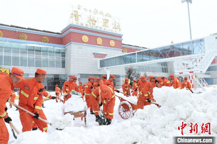 風雪中奮戰150分鍾雲(yun) 南森林消防搶通高原機場