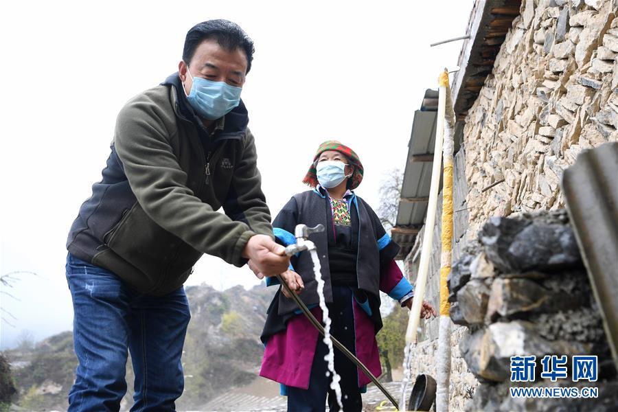（脫貧攻堅·圖片故事）（15）扶貧相冊(ce) ——藏族村寨的脫貧“貼心人”
