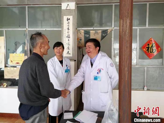 浙江援青醫生千裏扶貧路：盼患病老鄉(xiang) 少一個(ge) 是一個(ge) 