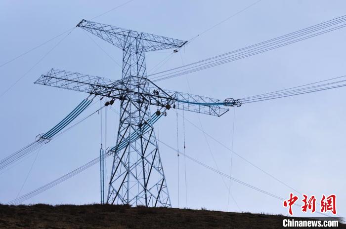 高原藏區電力線路建設者：高寒缺氧、紮刺掛彩是常事