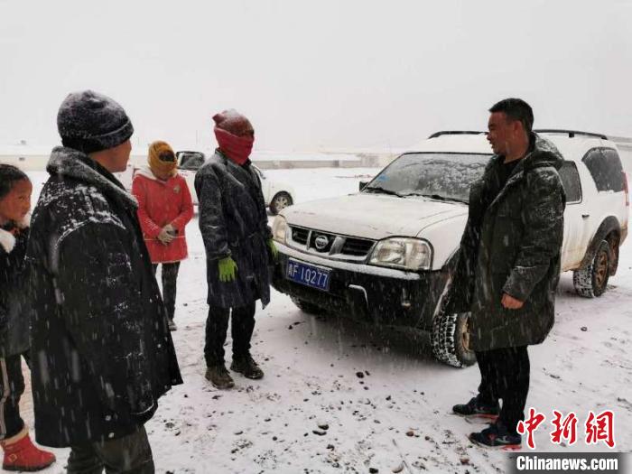 圖為(wei) 紮西鬧吾(右一)與(yu) 當地牧戶交談。郵儲(chu) 銀行青海省分行供圖