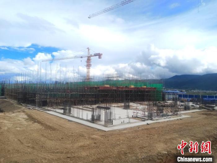 圖為(wei) 香格裏拉站實現封頂。中國鐵路昆明局集團供圖