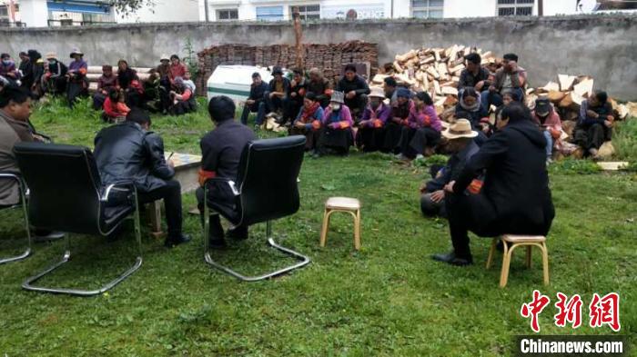 村民接受防火常識教育。若爾蓋縣林業(ye) 和草原局供圖