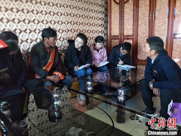 圖為(wei) 調查組工作人員正在入戶調查。　祁增蓓 攝