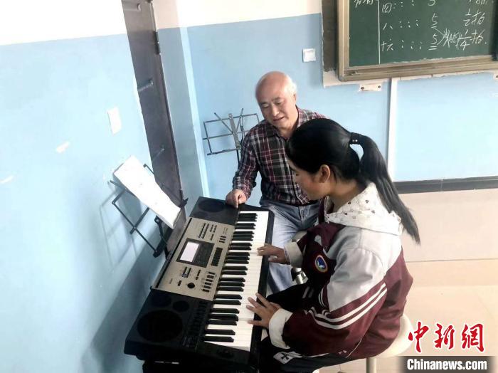 圖為(wei) 趙興(xing) 洲教學生彈電子琴。受訪者提供
