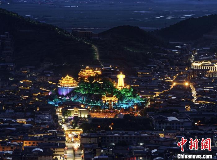 圖為(wei) 滇藏茶馬古道重鎮獨克宗古城已成為(wei) 知名旅遊景點。　和曉燕 攝