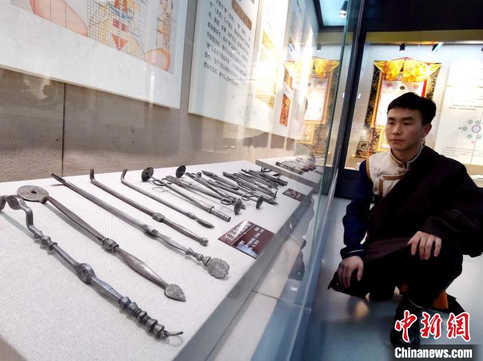 圖為(wei) 陳展的藏醫手術器械。　張添福 攝